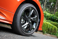 RS仕様専用デザインの18インチ5スポークアルミホイール。タイヤサイズは前後同径の225/45R18で、テスト車にはブリヂストンのコンフォートタイヤ「レグノGR001」が装着されていた。