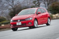 MQBモジュールを採用したことで、新型「ポロ」には上級車種と同等の先進安全装備が組み込まれることとなった。試乗した「TSIハイライン」には、全車速追従機能付きACCが標準で備わる。