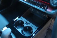 カップホルダーやトレーが備わるセンターコンソール。USBのコネクターはタイプC。（写真は展示車両のもの）