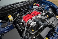 2016年7月のマイナーチェンジで、6段MTモデルはエンジンのパワーとトルクも強化。最高出力＋7ps、最大トルク＋0.7kgmの、207psと21.6kgmを発生する。写真の赤いインテークマニホールドは、新たにアルミ製とされ、結晶塗装が施されている。