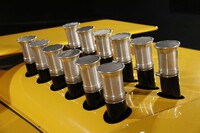 後部にはエンジンの存在を暗示する12本のファンネルがそびえる。