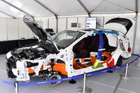 ボディーは、骨格を強固に組んでからパネルを溶接する新工法を採用。構造用接着剤の使用範囲拡大と相まって、ねじり剛性は先代より44％向上した。