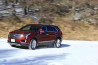 「XT5クロスオーバー」の4WD機構は、前後軸間の駆動力配分を100：0から0：100の間で制御。さらにリアアクスルにはツインクラッチ機構が内蔵されており、リアの左右輪の間でも駆動力配分を可変させることができる。