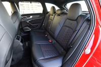 前席と同様、3分割式の後席にもシートヒーターが備わる。なお、各ドアはオートクローズ機能付き。