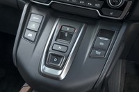 「CR-V」のハイブリッド車にはボタン式のシフトセレクターを採用する（ガソリン車はレバー式）。