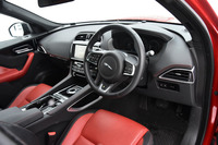 赤いレザーのスポーツシートが目を引く室内。