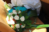 リアシートには結婚式のブーケが。