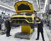 スーパーSUV「ウルス」の生産現場。スタッフはマスク着用のうえ作業にあたっている。