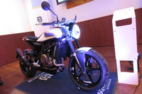 ハスクバーナ新型3モデル メディア披露会の会場から