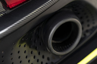 左右2本出しのエキゾーストパイプは、つや消しのブラックで塗装されている。