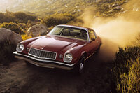 1976年「シボレー・カマロ」。ステアリングを握るおじさんがイカしている。