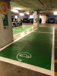 シエナ駅前のショッピングモール駐車場で。このほど開設されたチャージャー付きの電気自動車専用駐車スペース。