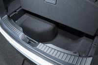 荷室の床下には、65リッターの予備収納スペースが確保されている。