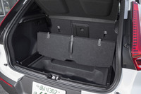 荷室のフロアパネルは、写真のように山折りにして、パーティションとして使える。これにより、小さな荷物を安定させたり、凸部のフックにバッグ類をかけたりすることが可能になる。