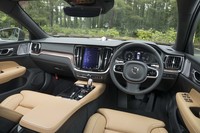 インテリアデザインは「XC90」に始まる新世代ボルボ車に共通のテイスト。ダッシュボード中央には縦長のタッチスクリーンがレイアウトされている。