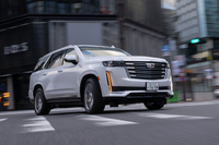 6.2リッターV8エンジンと10段ATの組み合わせで、走りはスムーズそのもの。足まわりにはエアサスペンションが標準で装備されており、しなやかさとしっかり感を併せ持つ、モダンなフットワークを実現している。