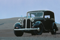 BMW初のオリジナル四輪車である「303」。フロントには2つに分割されたグリルが備わっている。