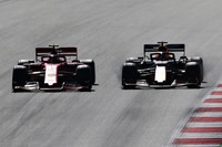 第9戦オーストリアGP、自身2度目のポールポジションからレースをリードしたフェラーリのシャルル・ルクレール（写真左）に、レッドブルのマックス・フェルスタッペン（同右）が襲いかかった。新進気鋭のドライバー同士の白熱した優勝争いを、F1スポーティングディレクターのロス・ブラウンは「F1の輝かしい未来を示している」と絶賛。（Photo=Red Bull Racing）