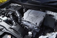 パワーユニットは、2リッター直4エンジンに、フロントとリアにそれぞれ1基ずつのモーターが組み合わされ、4輪を駆動する。