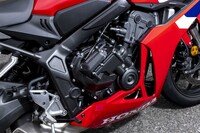 エンジンのアウトプットはMT仕様とまったく一緒で、648ccの排気量から95PSの最高出力と63N・mの最大トルクを発生。カタログ燃費も、MT仕様の21.5km/リッターに対して21.3km/リッターと、ほぼ同等となっている（ともにWLTCモード）。