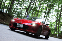 『CAR GRAPHIC』8月号発売マツダ“量産型”ロードスターと、ポルシェ独占取材前篇
