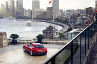 ちょっと遠目の写真だが、フロントフェンダーの峰の高さや、リアタイヤ上部のボリューム感に注目。このデザインは、スポーティネスよりクラシックなイメージを重視したためと思われる。