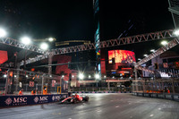 フェラーリのサインツJr.（写真）にとって、ラスベガスGPは不運な事故から始まった。最初のプラクティス早々に突如マシンがストップ、路面に配備されたウオーターバルブのふたが強大なダウンフォースにより吸い上げられサインツJr.のフェラーリに当たり、マシンやパワーユニットなどにダメージを負ってしまったのだ。これでパワーユニットを交換せざるを得ず、10グリッド降格のペナルティーを受けることに。ルールはルール、とはいえ不可抗力によるペナルティーに、サインツJr.は「最もアンフェアなペナルティー」と憤まんやる方なし。跳ね馬の好調さも相まってフロントローから12番グリッドに落ちたことは痛かった。それでもレースでは6位まで挽回してゴールし、ドライバーズチャンピオンシップでは6位から4位まで順位を上げた。（Photo=Ferrari）