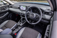 「e：HEV X HuNTパッケージ」のインテリア。カーキのダッシュボードパネルやドアトリムは、HuNTパッケージの専用アイテムとなる。