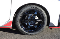 現在、適合確認を進めているというレイズ製の鍛造アルミホイール「LM GT4S」。高強度化と大幅な軽量化により、ハンドリングの改善に寄与する。