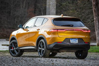 「ダッジ・ホーネット」。パワーユニットは2リッターガソリンエンジンか1.3リッターエンジン＋ハイブリッドで、いずれもAWD。