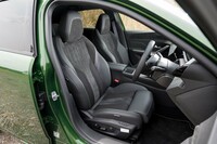 「GT BlueHDi」のシートはアルカンターラとテップレザーシートのコンビ表皮。シトロエンなどと比べると座面はしっかりしている（硬めのつくり）。