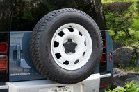 「S」では本来19インチのアルミホイールが標準装備だが、この試乗車はエントリーグレード用の18インチスチールホイールをチョイスしていた。ホワイトカラーがいい感じだ。