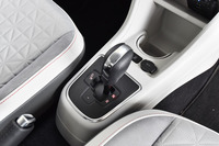 
	トランスミッションは、自動変速が可能な5段のセミAT。レバーを操作して任意にシフトを行うMTモードも選べる。
	