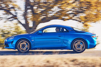 コンパクトなミドシップ車ということもあって、似たようなスタイリングの両車だが、フロントまわりの厚みが大きな違いとなっている。