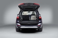 荷室容量は通常時326リッター。荷物の積み下ろしが楽になるように、荷室のスイッチによって車高を40mm下げることも可能だ。