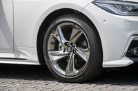 スパッタリング塗装が施された「RS」モデル専用デザインのアルミホイール。