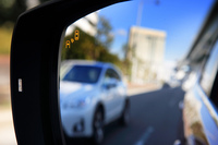 「スバルリヤビューディテクション」の死角車両検知および車線変更支援は、自車後側方を走行するクルマを検知する機能。車線変更時の接触事故などの予防に貢献する。