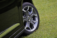 足元は、クローズドボディーの「DS3スポーツシック」と同じく、ツートンの17インチアルミホイールに205/45R17サイズのタイヤの組み合わせ。
    