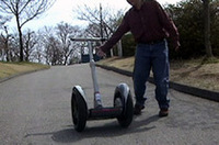 
	セグウェイが倒れる瞬間を捉えた画像。このとき、セグウェイの機体はあるアクションを起こす。そのアクションとは？
	 