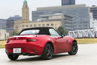 リアまわりでは、オーバーハングのコーナー部やフェンダー上部を絞り込むことで、力強い台形のフォルムを実現した。
    