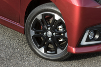 タイヤサイズは「カスタムRS」のみ165/55R15、他のグレードは155/65R14となっている。