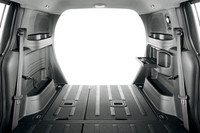 縦横1080×1160mmの開口部（写真奥側）をもつ荷室。左右の壁面には、小物を入れるスペースがギッシリと据え付けられる。