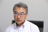 ＜プロフィール＞
    デンソー
    ディーゼル噴射技術部
    担当次長
    小島昭和（こじま あきかず）さん
    1980年入社。日本自動車部品総合研究所に出向し、ディーゼルエンジンの排出ガスの後処理や、コンプレッサーなどの開発に携わる。その後、1996年にデンソーに帰任し、ピエゾインジェクターの開発リーダに就任。2012年より、現職にてデンソーのディーゼル技術を総括している。
    