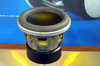 JL AUDIO　W7昨年、登場したJLオーディオの最上級サブウーファー、7Wシリーズに8インチの8W7が追加された。オーバーロールエッジやＷコーンなどの技術をフルに投入。