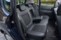 後席（写真）の中央には、長尺物を収納するためのスキーホールが備わる。