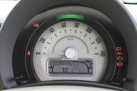 置時計をモチーフにしたというメーター。下部のディスプレイでは、イグニッションオン／オフのたびに、うさぎのキャラクターがオーナーにごあいさつ。ちなみに、このアニメーションもスズキのデザイナーが手がけたものなのだとか。
    