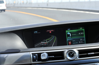 車線を捉えている様子がディスプレイに表示されている。
    