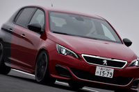 フロントバンパー内には、エンジン出力を高めるために、新設計のインタークーラーが搭載されている。