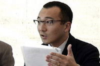 
	写真上：スズキ「ツイン」
	写真下：ツインについて語る、商品企画統括部 服部守悦 第一デザインスタジオ長
	 