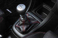 マニュアルシフトは6段。2〜5速をクロスレシオ化し、6速を「燃費ギア」に振っている。